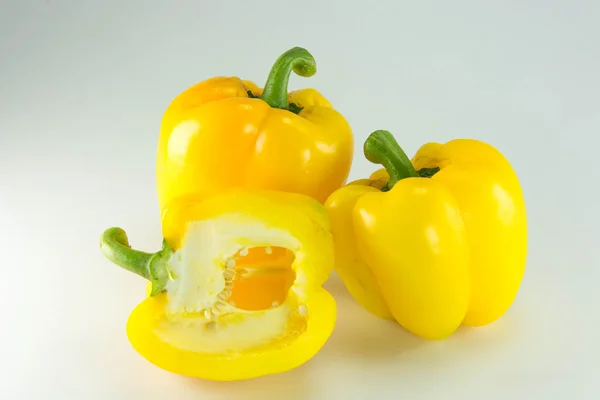 Pimentão doce colorido fresco (capsicum) em um backg branco — Fotografia de Stock