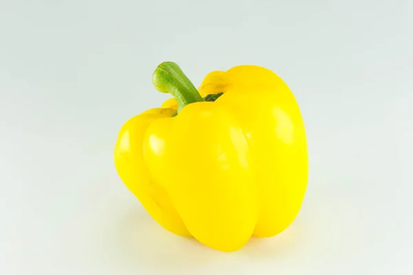 Pimentão doce colorido fresco (capsicum) em um backg branco — Fotografia de Stock