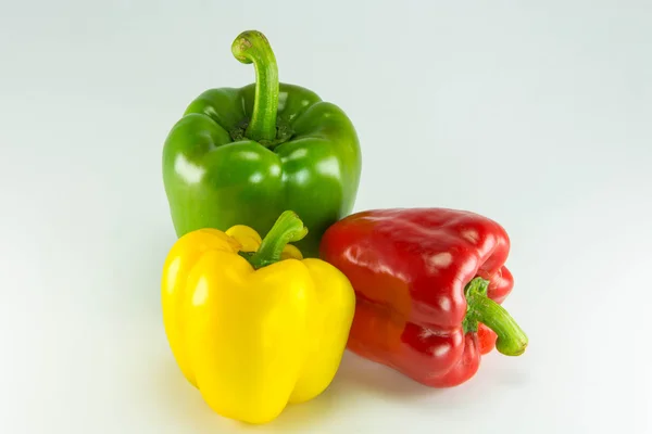 Taze renkli tatlı biber (capsicum) üzerinde beyaz backg