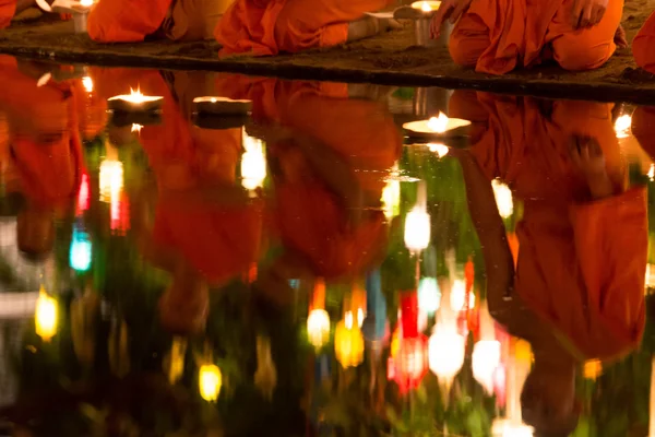 CHIANG MAI THAILAND-NOVEMBER 7 : Loy Krathong festival in Chiangmai.Tradition al monk lights floating balloon made of paper annually at Wat Phan Tao temple.On November 7,2014 in Chiangmai,Thailand. — Stock Photo, Image