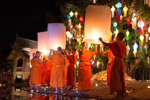 Chiang Mai Tayland-Kasım 7: Chiangmai.Tradition al keşiş Loy Krathong Festivali kayan balonu kağıt paketler her yıl Wat Phan Tao Tapınağı'nda ışıklar. Kasım 7,2014 Chiangmai, Tayland.