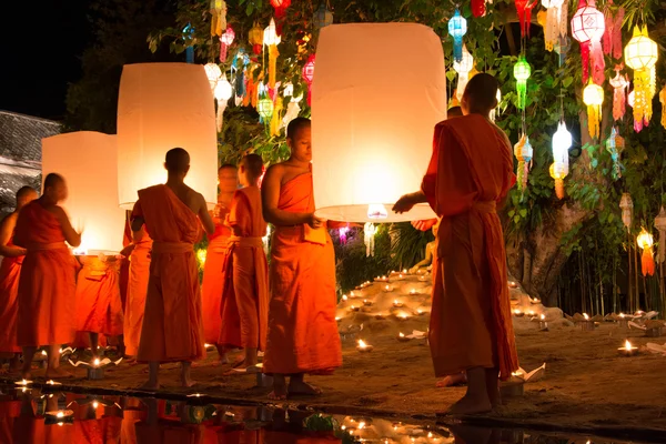 CHIANG MAI THAILAND-NOVEMBER 7 : Loy Krathong festival in Chiangmai.Tradition al monk lights floating balloon made of paper annually at Wat Phan Tao temple.On November 7,2014 in Chiangmai,Thailand. — Stock Photo, Image