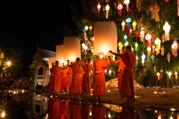 CHIANG MAI THAILAND-NOVEMBER 7 : Loy Krathong festival in Chiangmai.Tradition al monk lights floating balloon made of paper annually at Wat Phan Tao temple.On November 7,2014 in Chiangmai,Thailand. — Stock Photo, Image