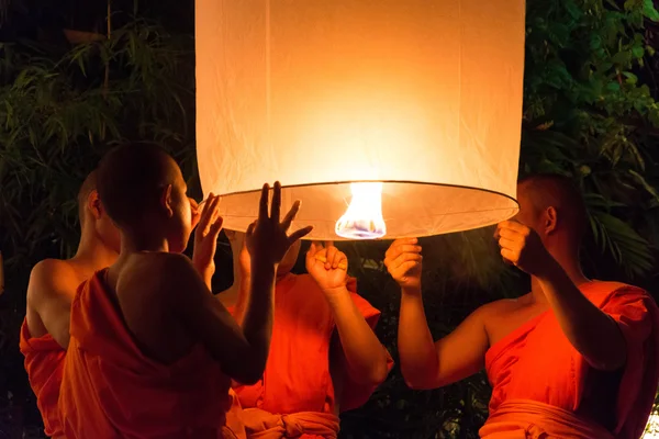 Chiang Mai Tayland-Kasım 7: Chiangmai.Tradition al keşiş Loy Krathong Festivali kayan balonu kağıt paketler her yıl Wat Phan Tao Tapınağı'nda ışıklar. Kasım 7,2014 Chiangmai, Tayland.