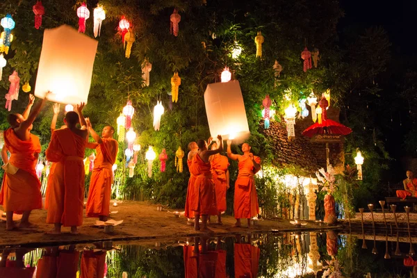 CHIANG MAI THAILAND-NOVEMBER 7 : Loy Krathong festival in Chiangmai.Tradition al monk lights floating balloon made of paper annually at Wat Phan Tao temple.On November 7,2014 in Chiangmai,Thailand. — Stock Photo, Image