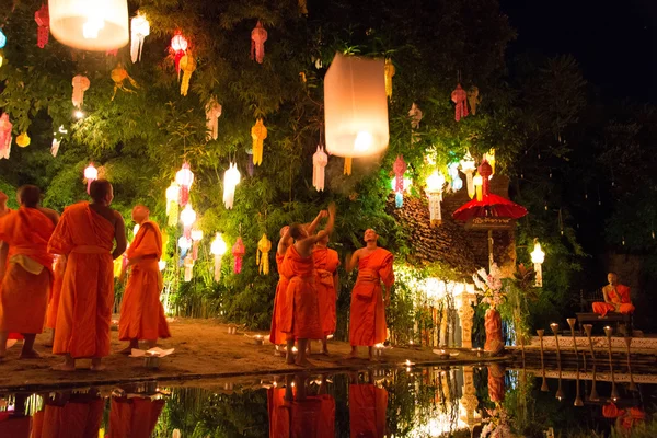 CHIANG MAI THAILAND-NOVEMBER 7 : Loy Krathong festival in Chiangmai.Tradition al monk lights floating balloon made of paper annually at Wat Phan Tao temple.On November 7,2014 in Chiangmai,Thailand. — Stock Photo, Image