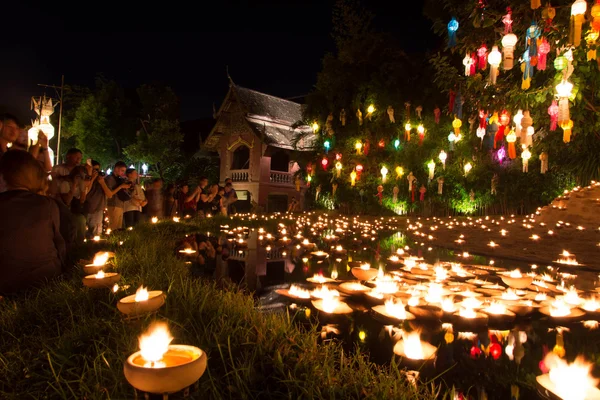 Chiang Mai Tayland-Kasım 7: Chiangmai.Tradition al keşiş Loy Krathong Festivali kayan balonu kağıt paketler her yıl Wat Phan Tao Tapınağı'nda ışıklar. Kasım 7,2014 Chiangmai, Tayland.