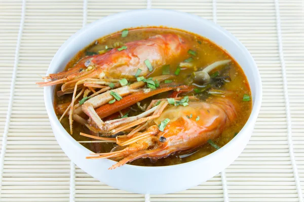 Tom Yum Goong, sopa picante con camarones - Cocina tailandesa en bac blanco — Foto de Stock