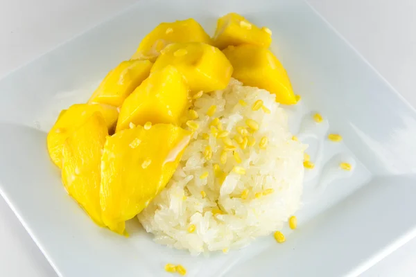 Tay tarzında tropikal tatlı, yapışkan pirinç yiyin Mango ile.