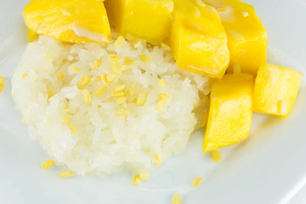 Thai style tropical dessert, glutinous rice eat with mangoes. — Stock Photo, Image