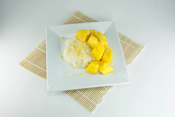 Thai style tropical dessert, glutinous rice eat with mangoes. — Stock Photo, Image