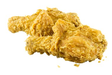 Beyaz arka plan üzerinde izole kızarmış tavuk parçaları.