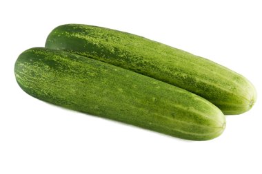 Beyaz üzerinde taze salatalıklar izole edilmiş.