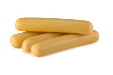 Beyaz arka planda izole edilmiş sosisler.