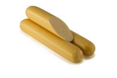 Beyaz arka planda izole edilmiş sosisler.