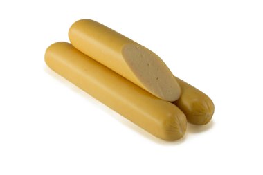 Beyaz arka planda izole edilmiş sosisler.