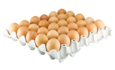 Kağıt tepsideki yumurtalar beyaza izole edilmiş.