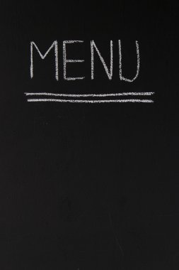 Menü başlığı ile Tebeşir tahtaya yazılan