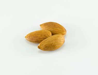 Soyulmuş badem fındıkları beyaz arkaplanda izole edilmiş.