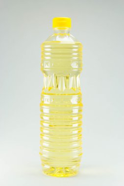 plastik şişe ile clipp izole sebze veya ayçiçek yağı