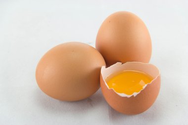 Kırık yumurta beyaz arka planda izole edilmiş.