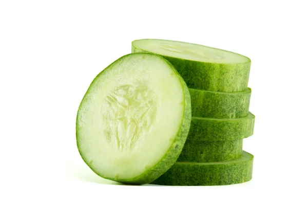 Salatalık üzerinde beyaz izole yığın halinde dilimlenmiş.