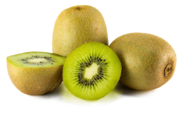 Beyaz arka planda izole edilmiş sulu kivi meyvesi