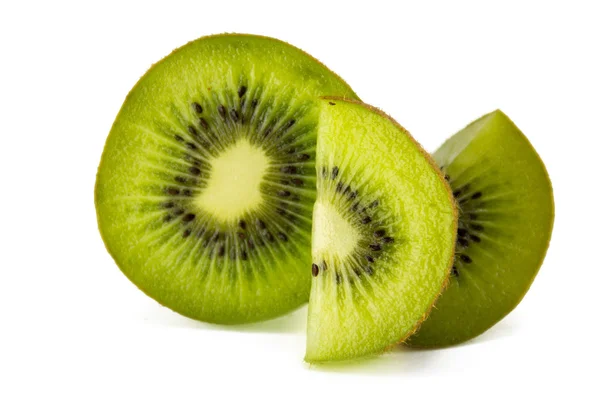 Beyaz arka planda izole edilmiş sulu kivi meyvesi