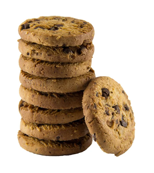 Beyaz arkaplanda çikolata parçalı kurabiyeler