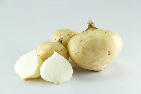 Beyaz arka plan üzerinde yam fasulye.