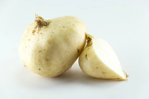 Beyaz arka plan üzerinde yam fasulye.