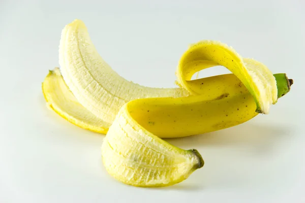 Gäng bananer på vit bakgrund. — Stockfoto