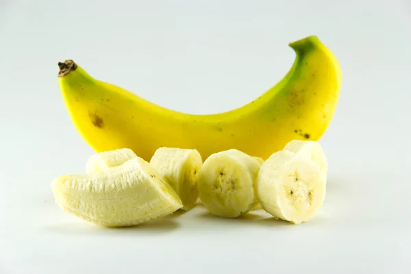 Gäng bananer på vit bakgrund. — Stockfoto