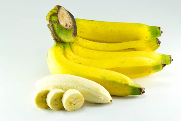 Gäng bananer på vit bakgrund. — Stockfoto