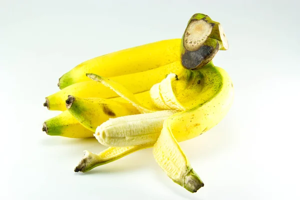 Gäng bananer på vit bakgrund. — Stockfoto