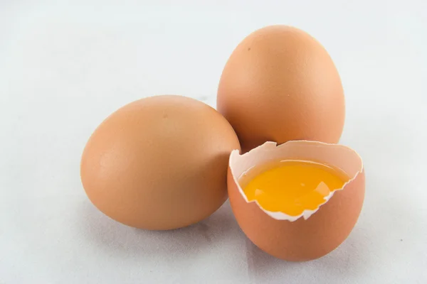 Kırık yumurta beyaz arka planda izole edilmiş.
