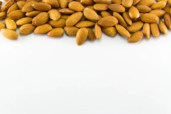Soyulmuş badem fındıkları beyaz arkaplanda izole edilmiş.