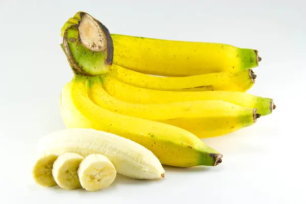 Gäng bananer på vit bakgrund. — Stockfoto