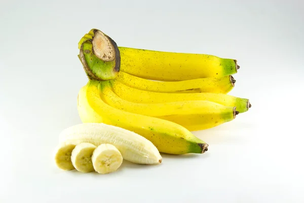 Gäng bananer på vit bakgrund. — Stockfoto