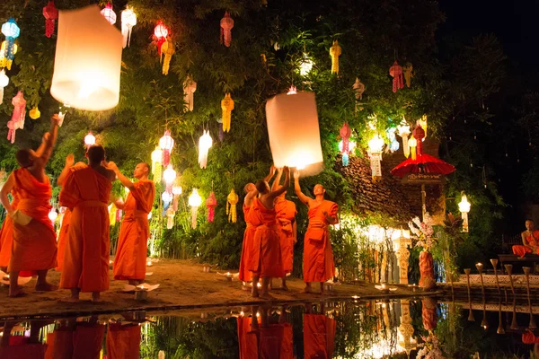 CHIANG MAI THAILAND-NOVEMBER 7 : Loy Krathong festival in Chiangmai.Tradition al monk lights floating balloon made of paper annually at Wat Phan Tao temple.On November 7,2014 in Chiangmai,Thailand. — Stock Photo, Image