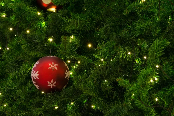 Altın Christmas arka plan ile Noel orn ufuk ışık — Stok fotoğraf