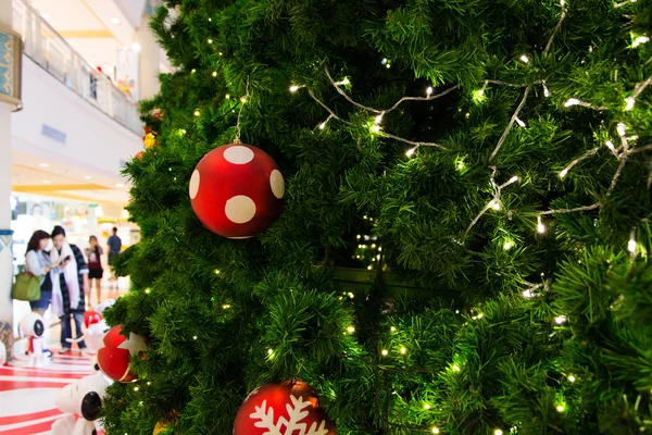 Altın Christmas arka plan ile Noel orn ufuk ışık — Stok fotoğraf