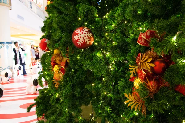 Gold Christmas background of defocused lights with christmas orn — Stock Photo, Image