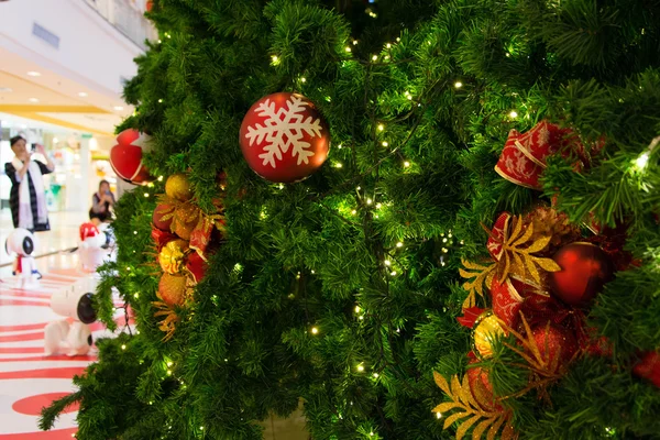 Fundo de Natal de ouro de luzes desfocadas com orn de Natal — Fotografia de Stock