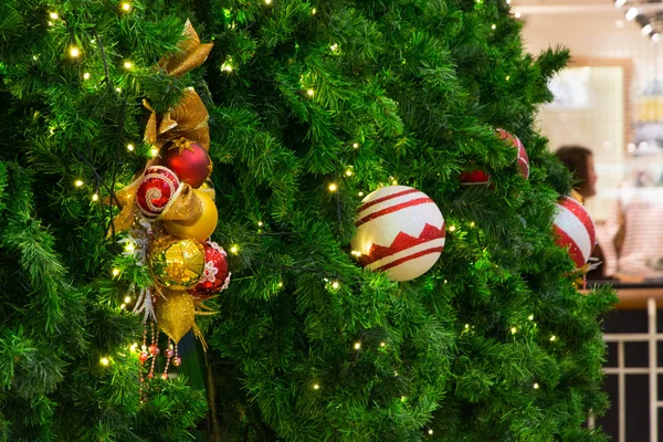 Gold Christmas background of defocused lights with christmas orn — Stock Photo, Image