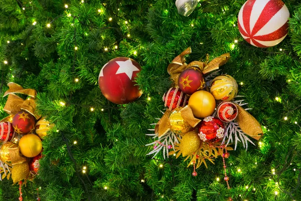 Altın Christmas arka plan ile Noel orn ufuk ışık — Stok fotoğraf