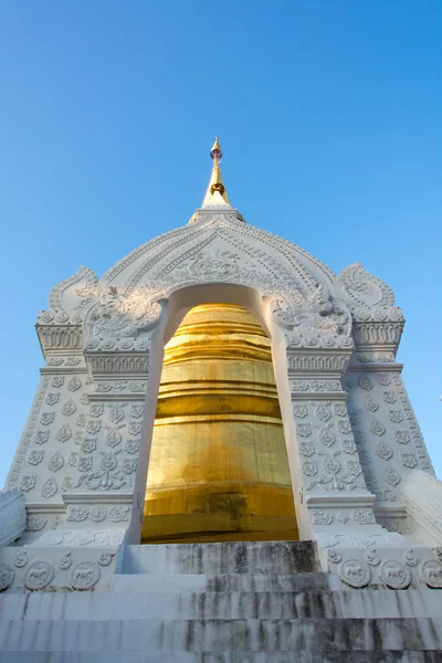 The golden pagoda at Wat Suan Dok, Chiang Mai, Thailand. The bea — Stock Photo, Image