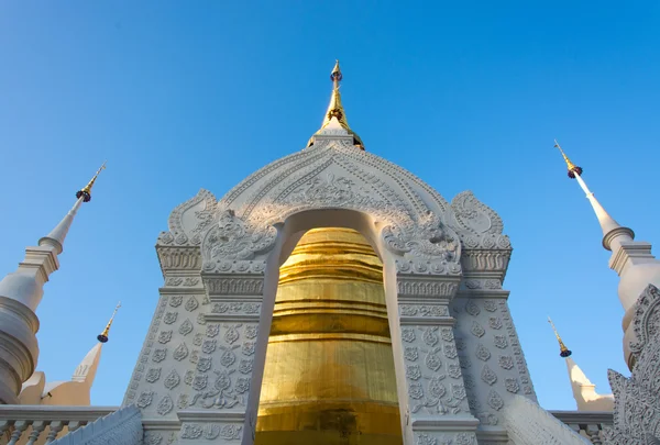 The golden pagoda at Wat Suan Dok, Chiang Mai, Thailand. The bea — Stock Photo, Image