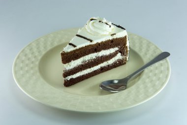 Beyaz zemin üzerine kek ile sıcak çay.