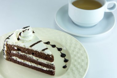 Beyaz zemin üzerine kek ile sıcak çay.